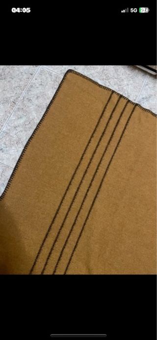 Coperta bouclé senape con bordi marroni