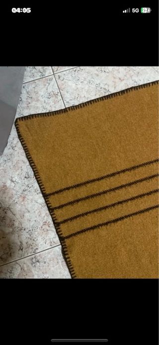 Coperta bouclé senape con bordi marroni