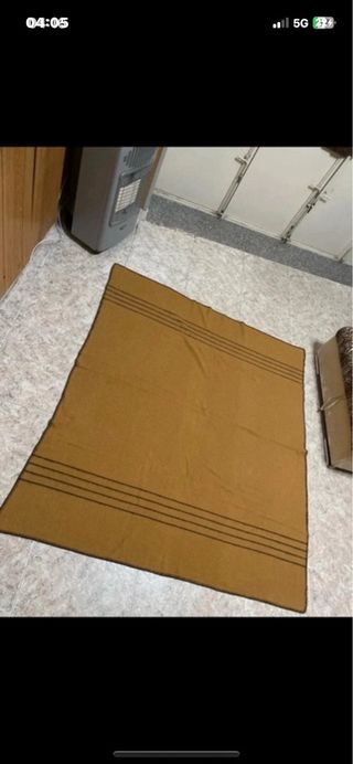 Coperta bouclé senape con bordi marroni