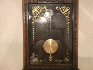 Reloj de péndulo antiguo de madera
