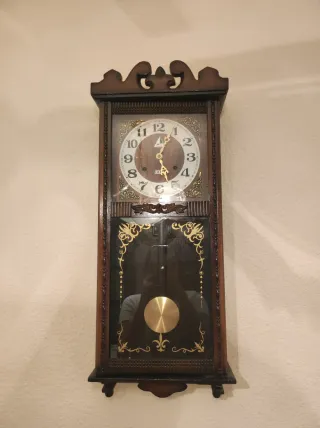 Reloj de péndulo antiguo de madera