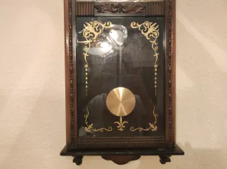 Reloj de péndulo antiguo de madera