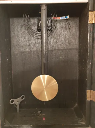 Reloj de péndulo antiguo de madera