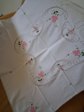 Tovaglia da tè ricamata a mano