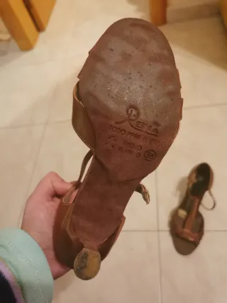 Zapatos de baile dorados y marrones, color cobre.