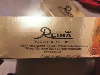 Zapatos de baile dorados y marrones, color cobre.