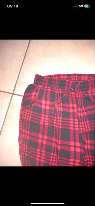 Pantaloni quadri rossi e neri elasticizzati L
