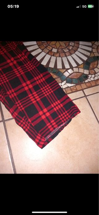 Pantaloni quadri rossi e neri elasticizzati L