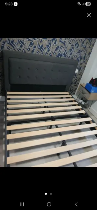 Cama tapizada gris con somier de madera