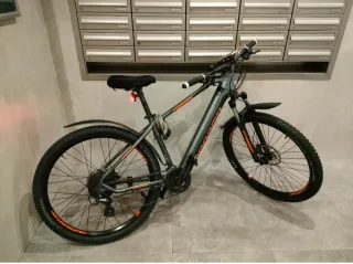 Bicicleta de montaña gris y naranja vendo o cambio