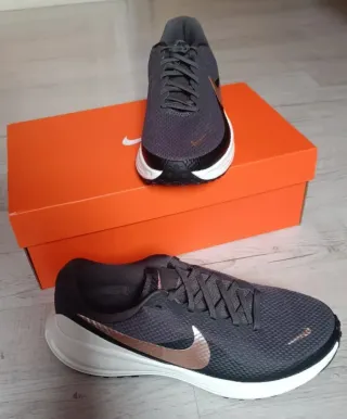 Zapatillas Nike Revolution 8 Mujer Gris/Dorado