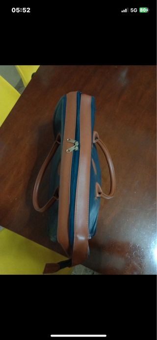 Borsa grande Avon blu con manici marroni