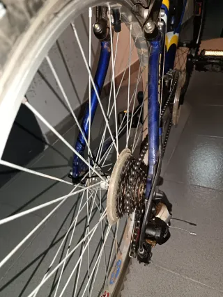 Bicicleta de montaña azul y amarilla