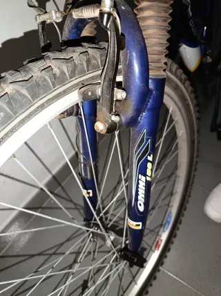 Bicicleta de montaña azul y amarilla