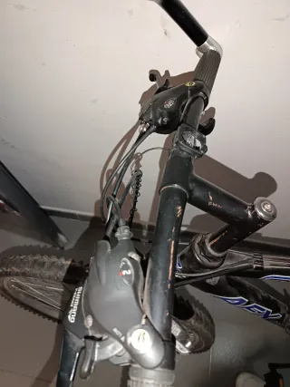 Bicicleta de montaña azul y amarilla