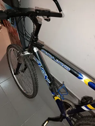 Bicicleta de montaña azul y amarilla