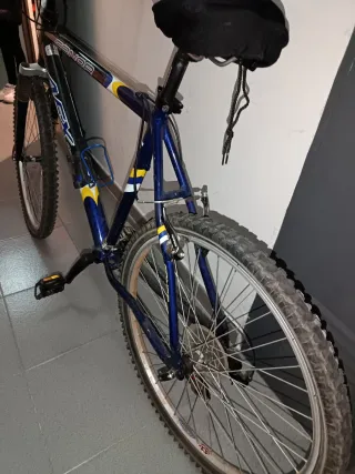 Bicicleta de montaña azul y amarilla