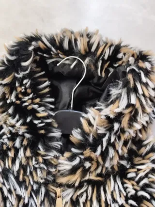 Pelliccia sintetica beige e nera