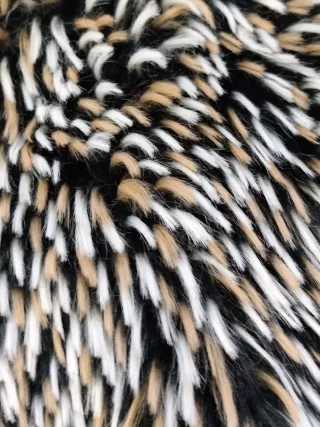 Pelliccia sintetica beige e nera