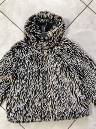 Pelliccia sintetica beige e nera