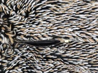 Pelliccia sintetica beige e nera