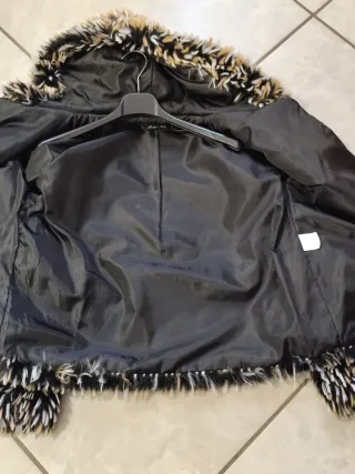 Pelliccia sintetica beige e nera