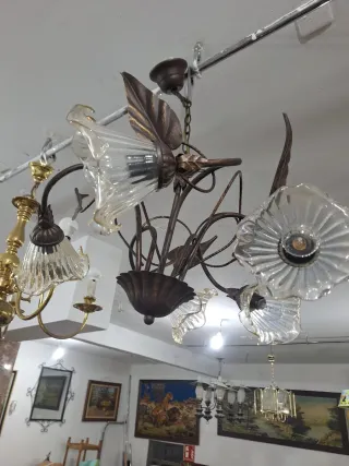 Lámpara de forja con tulipas de cristal