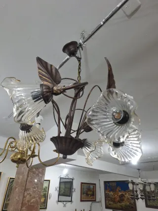 Lámpara de forja con tulipas de cristal