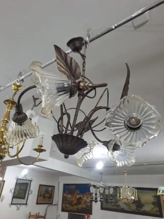 Lámpara de forja con tulipas de cristal