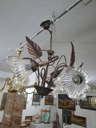 Lámpara de forja con tulipas de cristal