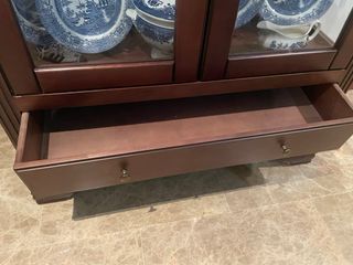 mueble vitrina madera maciza clásica. oportunidad