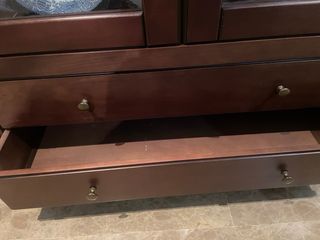 mueble vitrina madera maciza clásica. oportunidad