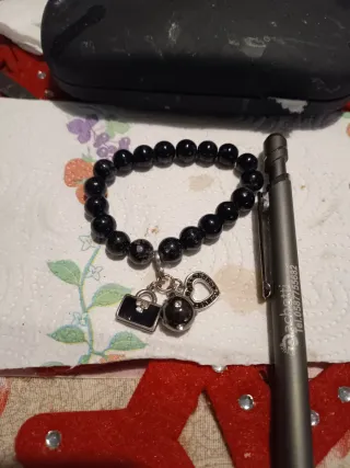 Bracciale elastico con ciondoli