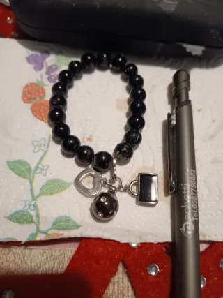 Bracciale elastico con ciondoli