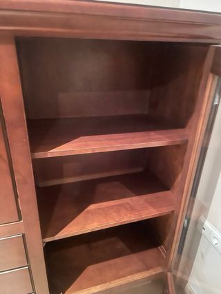 Vitrina de madera maciza, muy cuidada. oportunidad