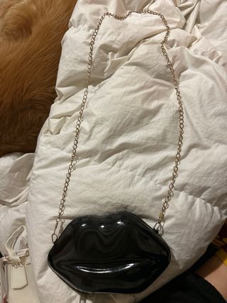 Bolso labios negro con cadena