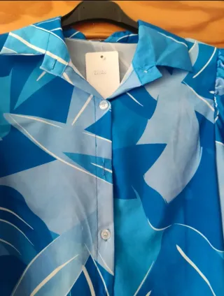 Blusa azul con estampado floral