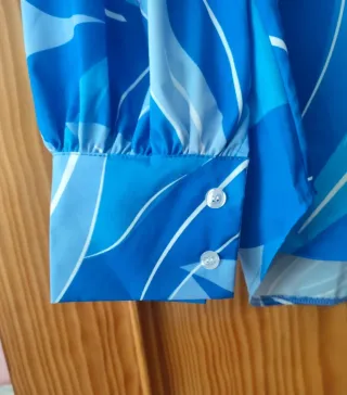 Blusa azul con estampado floral