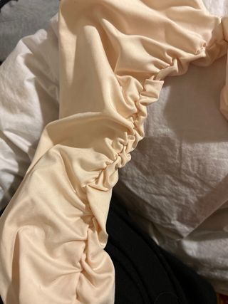 Top corto beige con volantes