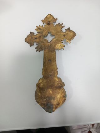 Cruz de bronce con figura de Cristo