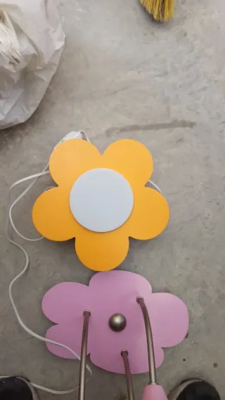 Lámpara flor mesita noche rosa