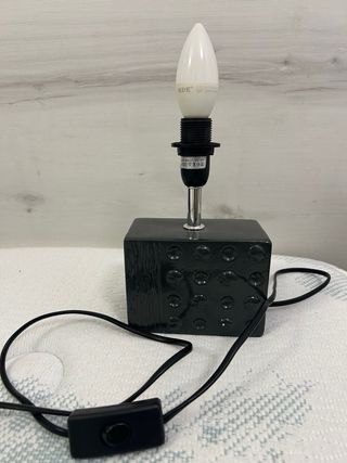 Lámpara de mesita noche moderna.