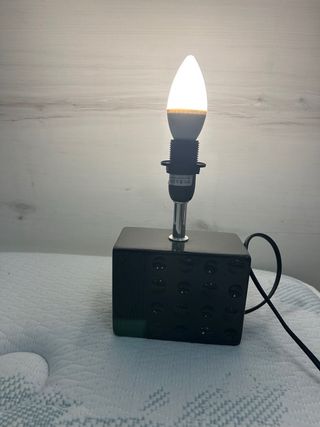 Lámpara de mesita noche moderna.