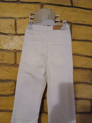Pantalón vaquero blanco acampanado stradivarius