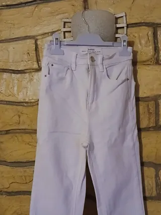 Pantalón vaquero blanco acampanado stradivarius