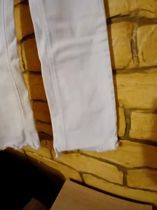 Pantalón vaquero blanco acampanado stradivarius