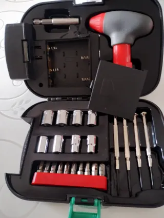 Torcia multifunzione con kit attrezzi