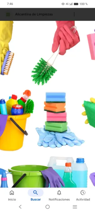 Mujer autónoma , realiza servicios de limpieza