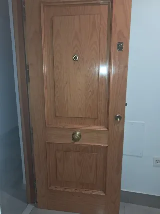 Puerta de entrada de madera