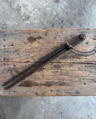 Antico compasso a quarto di cerchio in ferro